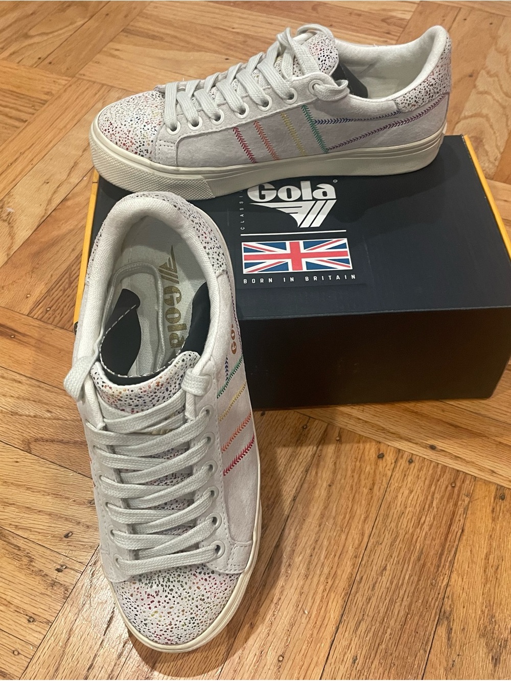 Gola Orchid II Off-White Low-Top Sneakers with Rainbow Stitch Accents